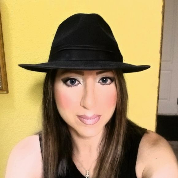 Meet your Posher, Alma - Picture 1 of 1